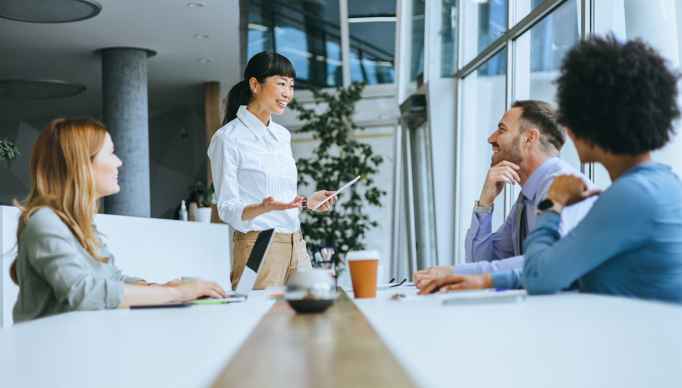 オフィスでのミーティング風景